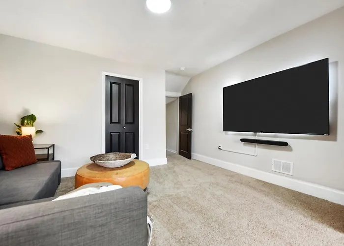 Hostwise - The Peralta - Brand New, Great Kitchen, Theater Holiday home Pittsburgh